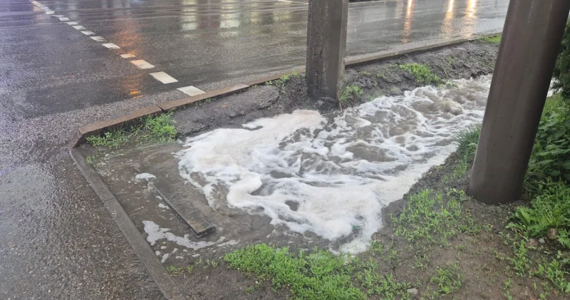 Алматыда созылмалы жаңбыр кезінде ер адам арыққа батып кетті