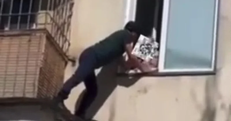 Екібастұзда атасы баланы терезеден құлаудан сақтап қалды: видео