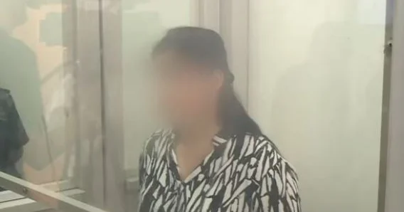 Шымкентте балаларын үтікпен күйдірген анаға үкім шықты