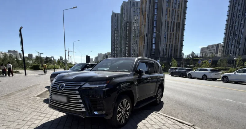 Полиция Астаны наказала наглого водителя Lexus за езду по пешеходной зоне