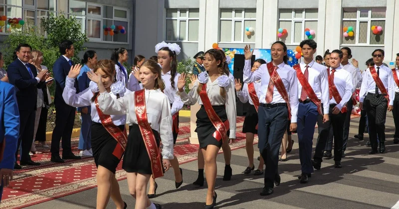 Сколько выпускников претендуют на аттестат с отличием в Казахстане