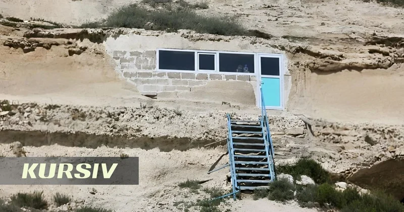 Неизвестные установили пластиковые окна в древнюю скальную мечеть в Мангистау
