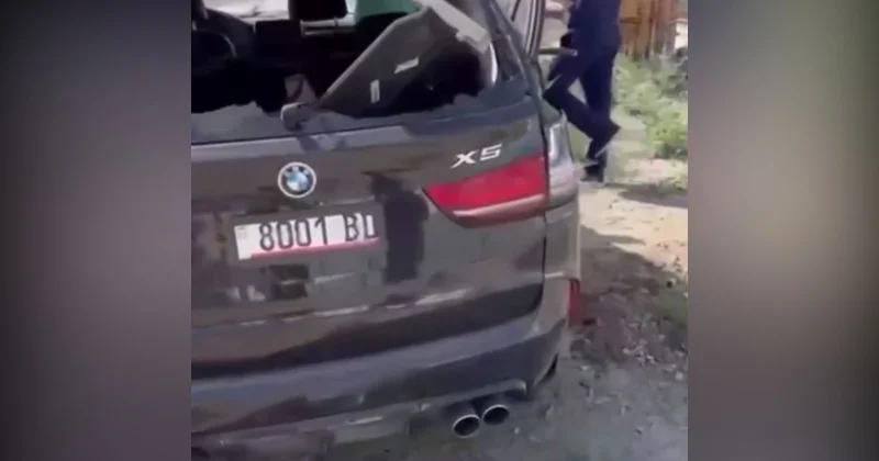Атырауда BMW көлігі бағанаға соқтығысып, қоршауға соғылды