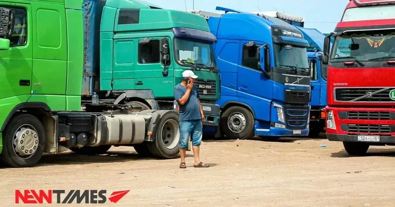 Водители фур вторые сутки стоят без движения на границе Казахстана и России