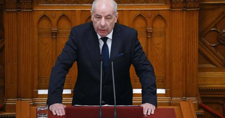 Президент Венгрии подписал собственную отставку