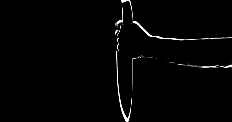 Ақтауда ер адам ажырасуға бел буған әйелін жағалауда көпшіліктің көзінше пышақтап кетті