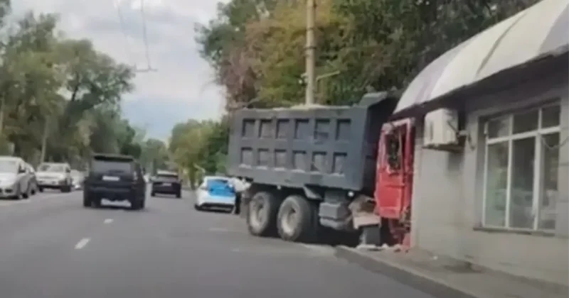 Грузовик без водителя столкнулся с авто, врезался в дерево и остановку в Алматы