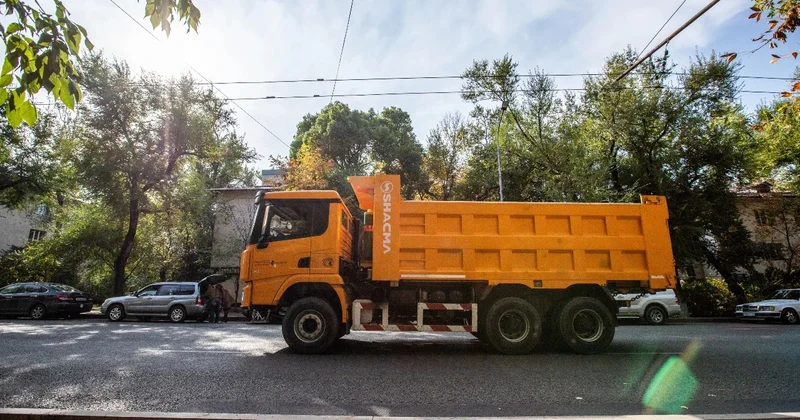 Водителя грузовика наказали за перевёрнутый госномер в Астане