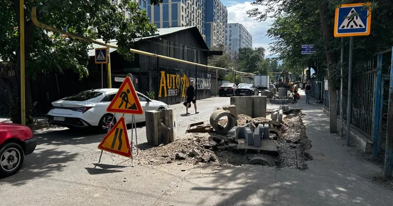 Алматинцев заперли во дворах ЖК, без предупреждения закрыв единственную дорогу