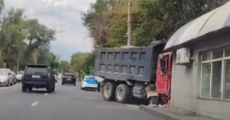 Алматыда басқарусыз қалған жүк көлігі көлікті соғып, дүңгіршекке соқтығысты