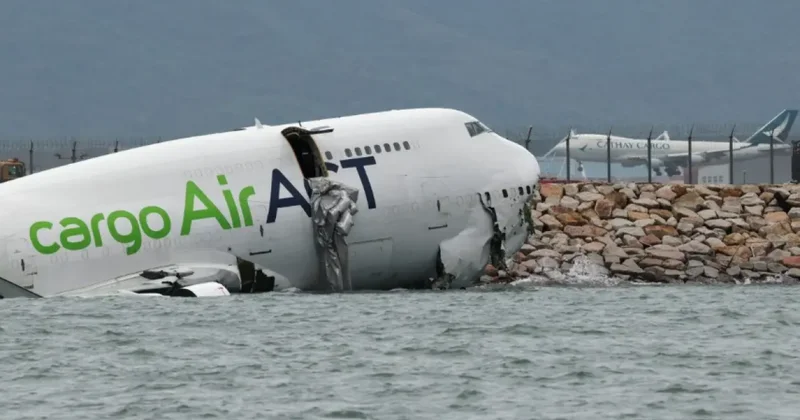 Boeing 747 рухнул в море в Гонконге, есть погибшие