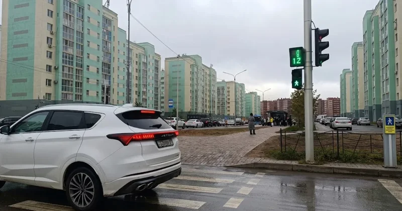 Не можем выехать из дома : жители Астаны жалуются на пробки из за ЛРТ