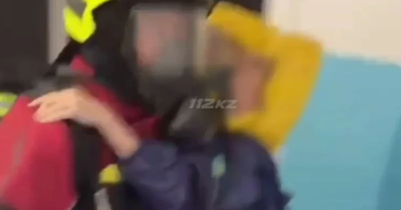 Спасатели вынесли ребенка из горящей квартиры в Алматы (видео)