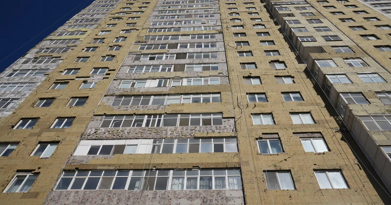 Миллиардтаған жөндеуді біреу жасырын төлеп жатыр: Астанада ТК қасбеті алынып тасталды