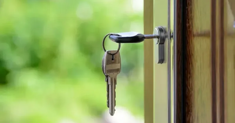 Павлодарда сот риелторды қолдап, үйін өз бетімен сатқан әйелден 300 мың теңге өндірді