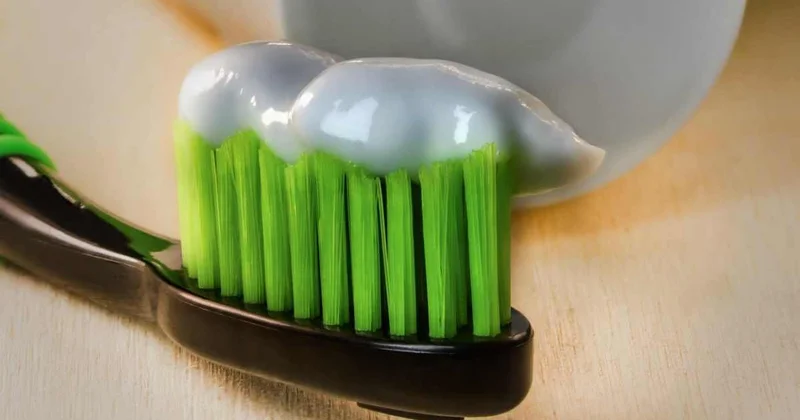 Электрическую зубную щетку засунул в задний проход молодой парень