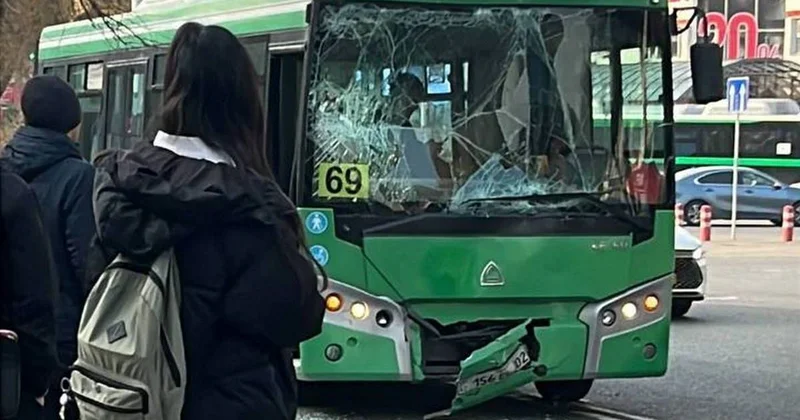 Автобусы столкнулись на остановке в Алматы, есть пострадавшие