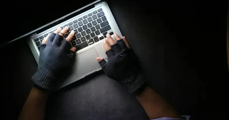 Өзін курьер ретінде таныстырады . Алаяқтар салық органы атынан хат жолдауды шығарды