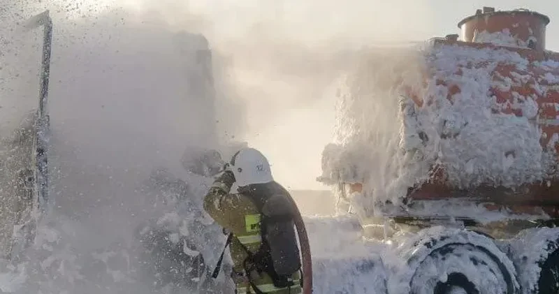 Қызылорда облысында тас жол бойында мұнай таситын техника өртенді