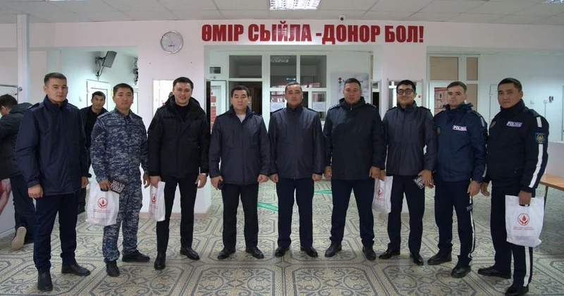 Подари жизнь стань донором : в Атырау полицейские сдали кровь для пострадавших в ДТП