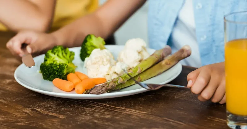 "Разбавляют молоко водой". В экономии на питании обвинили частный детский сад Шымкента