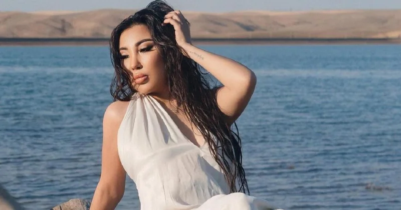 Сиви Махмуди запечатлелась в мини юбке во время отдыха на тропическом острове