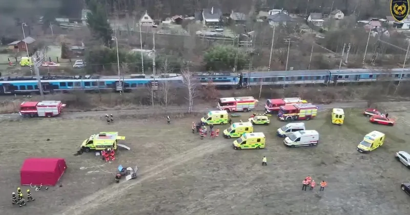 Десятки человек пострадали при столкновении пассажирских поездов в Чехии