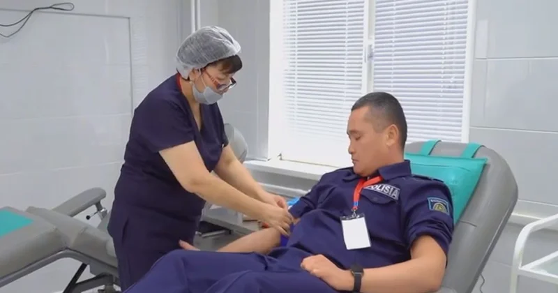 Атырауда полицейлер 6 литр қанмен бірнеше адамның өмірін аман алып қалды