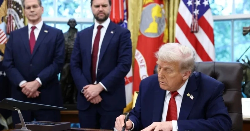 Трамп Эпштейн ісіне қатысты құпия файлдарды жариялау туралы заңға қол қойды