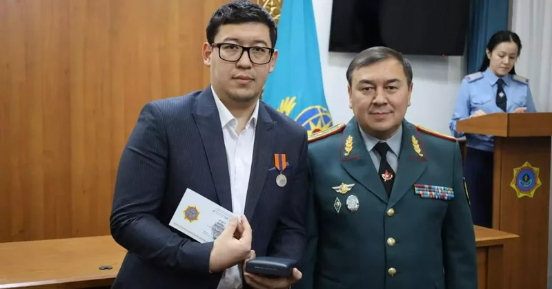 Астанада мұз астына түсіп кеткен адамды құтқарған азамат марапатталды