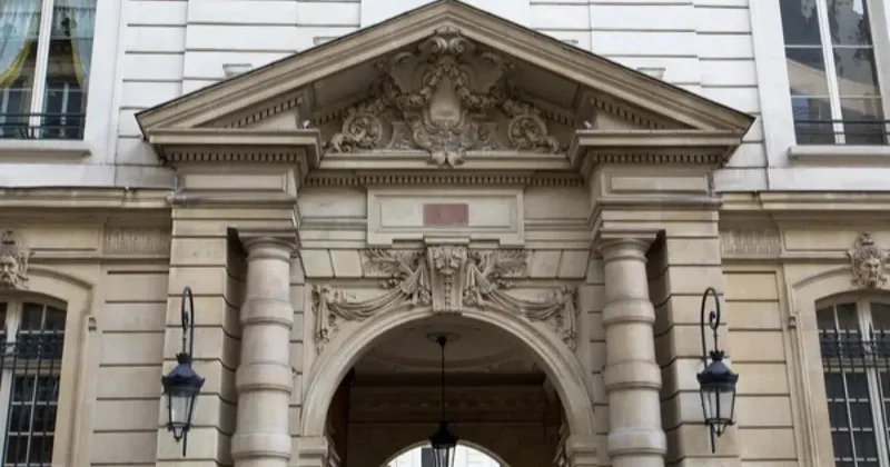 Сотрудника Елисейского дворца заподозрили в краже посуды из резиденции президента