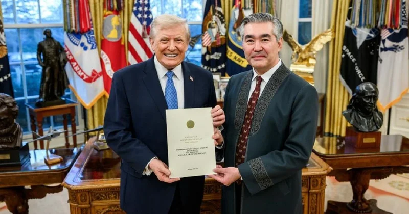 Президенту США Дональду Трампу вручили грамоты из Казахстана