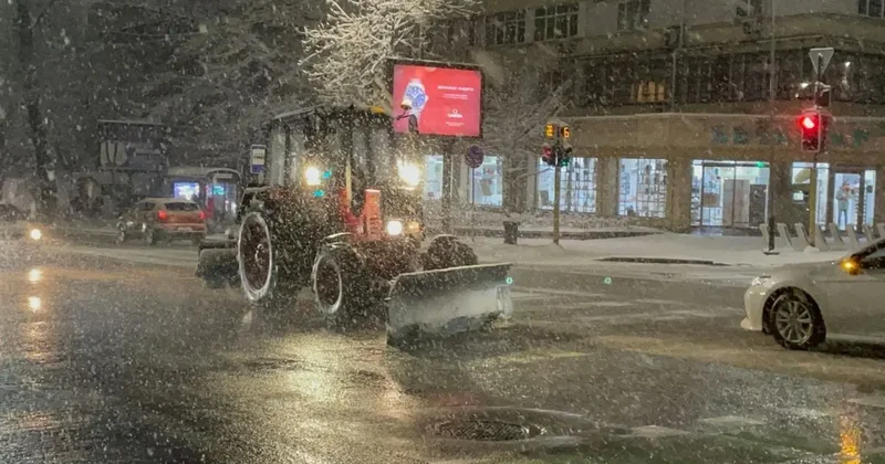 16 см снега выпало в Алматы, коммунальщики продолжают уборку города