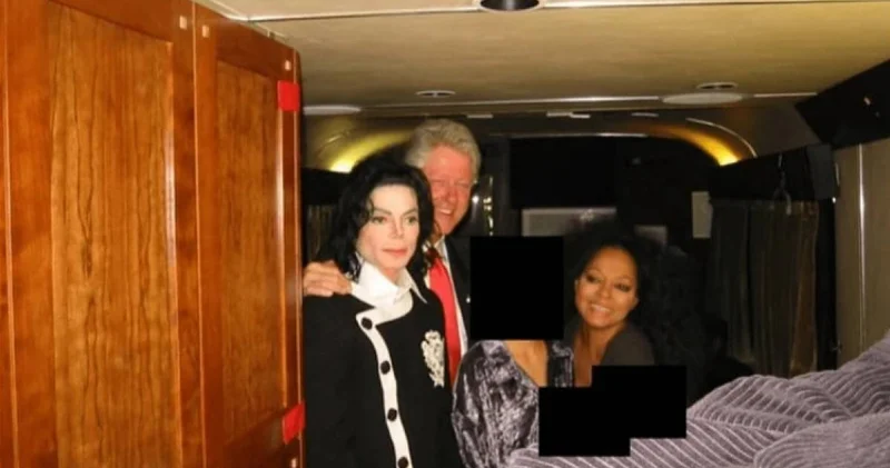 Билл Клинтон Майкл Джексонды құшақтап тұр: ФБР Эпштейн ісі бойынша жаңа фотоларды жариялады