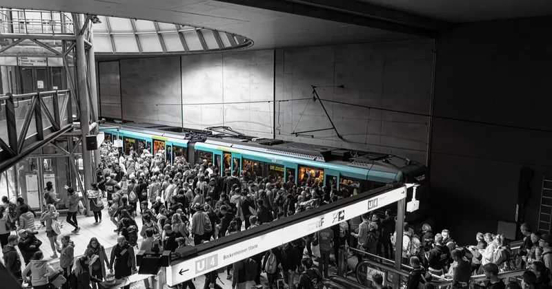 Новая система пересечения границ Евросоюза вызвала огромные очереди в аэропортах