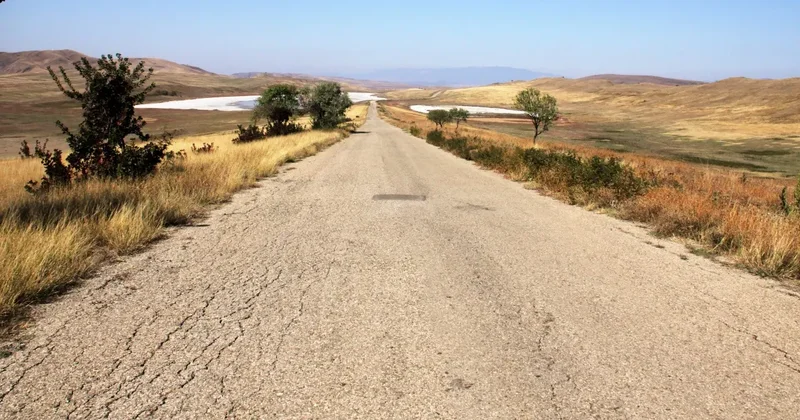 "Быстро приходят в негодность". Как решат проблему с некачественными подъездными дорогами к сёлам в Казахстане