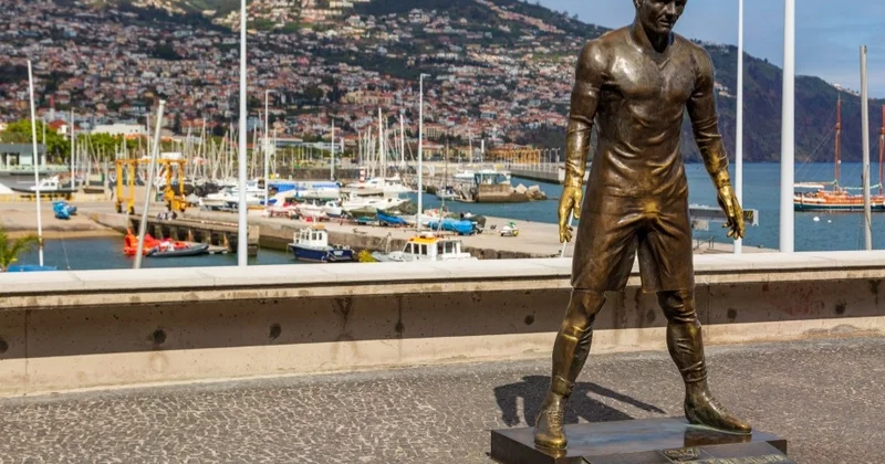 Португалияда вандал Криштиану Роналдудың мүсінін өртеп жіберді