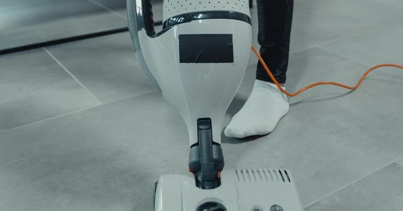 Казахстанка отказалась от пылесоса за миллион тенге, который не доставили вовремя