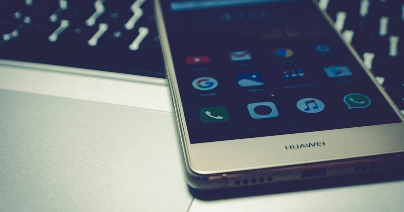 ЕО ұялы байланыс желілерінде Huawei және ZTE жабдықтарына тыйым салады