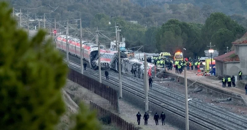 Барселона маңында пойыз рельстен шығып кетіп, машинист мерт болды