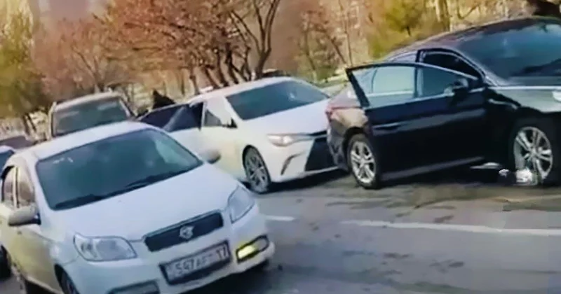 На ножах посреди дороги