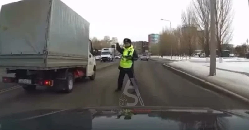 У него 9 жизней? : неожиданно появившийся на дороге полицейский возмутил водителя из Астаны