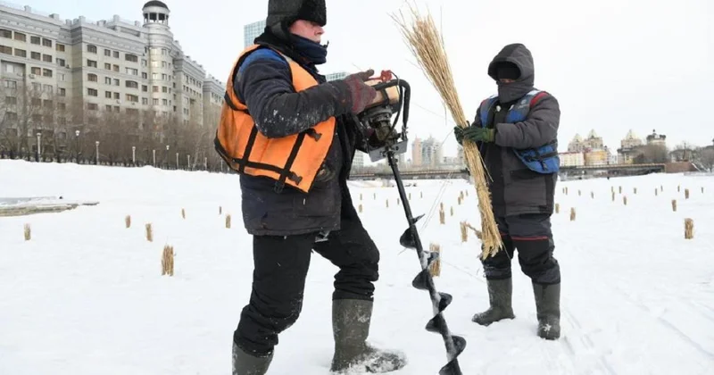 Пробурлили лунки и вставили камыш: астанчан озадачили работы на реке Есиль (видео)