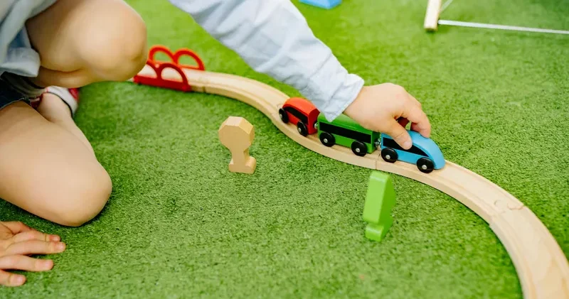 Қарағандыда қаршадай баланы соққыға жыққан азаматқа қатысты сот процесі басталды