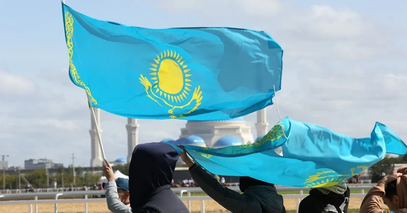 Казахстанцев будут поощрять за особое уважение к госсимволам