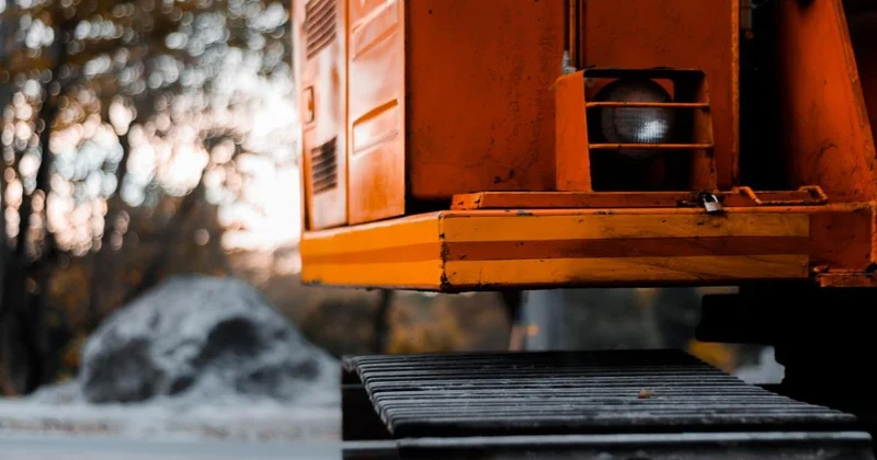 Рабочий утонул вместе с экскаватором в карьере в Акмолинской области