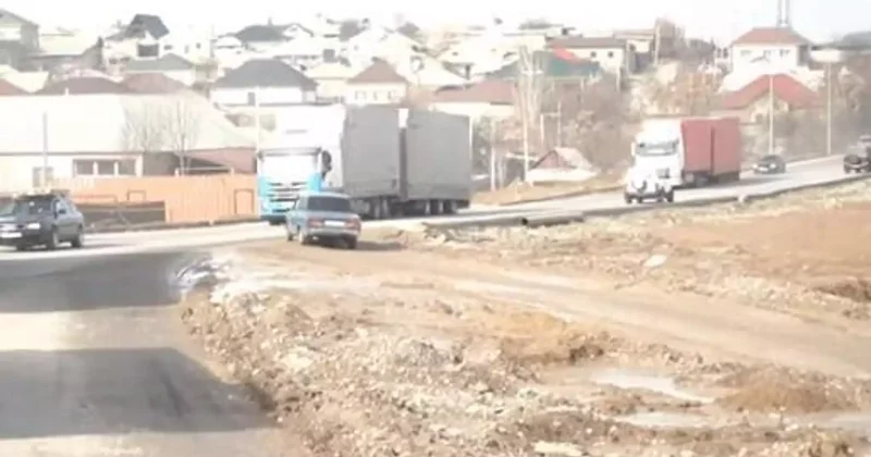 Шымкентте жауын салдарынан жаңа салынған жол шөгіп кетті