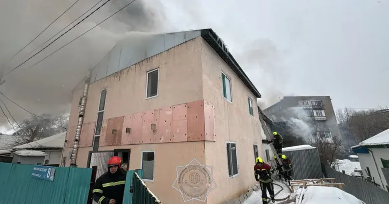 Астанада екі қабатты ғимараттың шатыры жанып жатыр