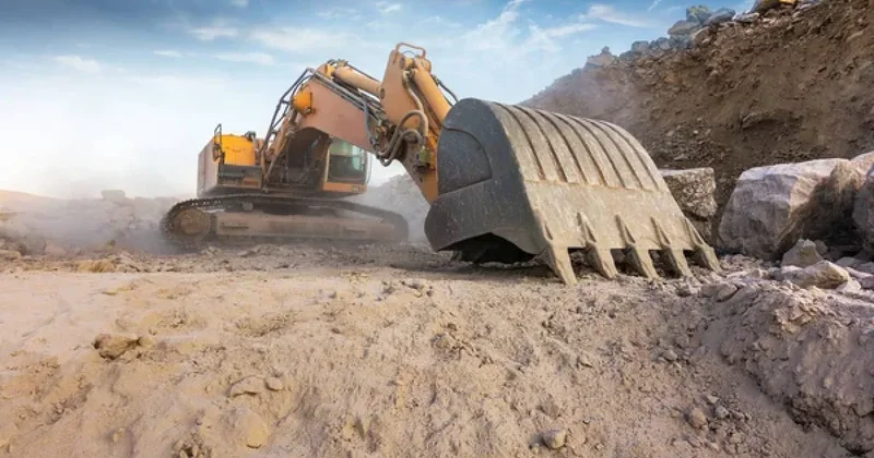 Экскаватор с водителем затонул в карьере под Астаной