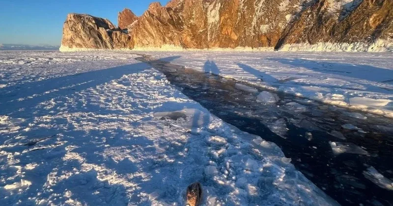 Трагедия на Байкале: автомобиль с туристами провалился под лед